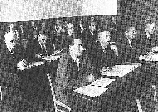 SSW Fraktion aus dem Jahr 1947 sitzen mit offenen Mitschriften im Raum.