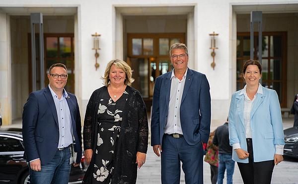 Die Abgeordneten Christian Dirschauer, Jette Waldinger-Thiering, Lars Harms und Sybilla Nitsch vor dem Landtag
