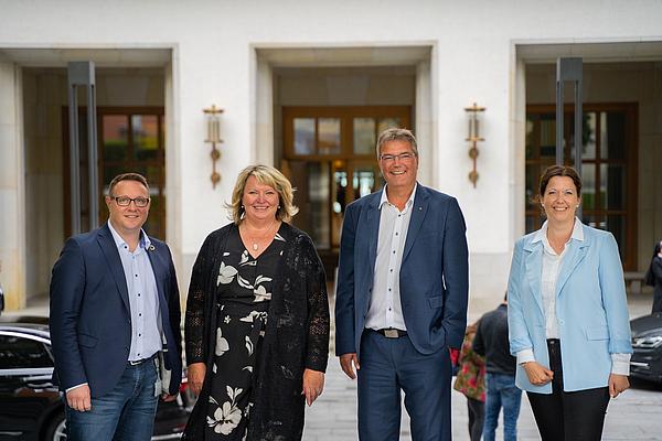 Die Abgeordneten Christian Dirschauer, Jette Waldinger-Thiering, Lars Harms und Sybilla Nitsch vor dem Landtag