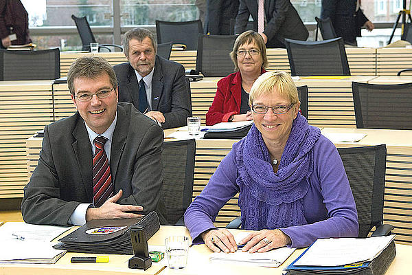 Die Abgeordneten des SSW im Jahr 2005 sitzen zusammen im Landtag.